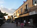 Fim de tarde gostoso na rua peatonal de Tlaquepaque, bairro artístico de Guadalajara, no México